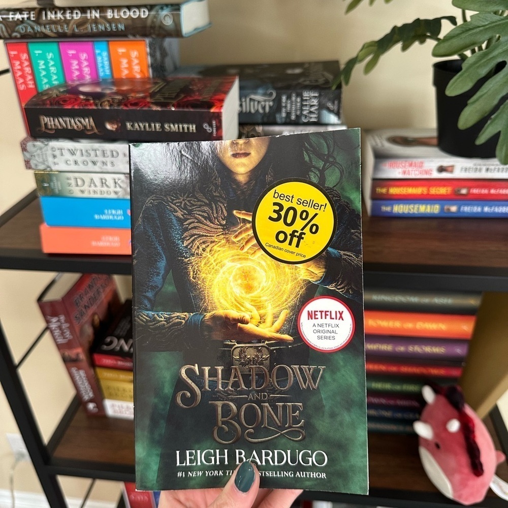 Shadow and Bone - Leigh Bardugo